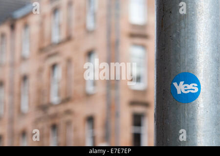 Gli adesivi che si trovano su un lampost a Glasgow per un voto a favore in scozzese referendum di indipendenza Foto Stock