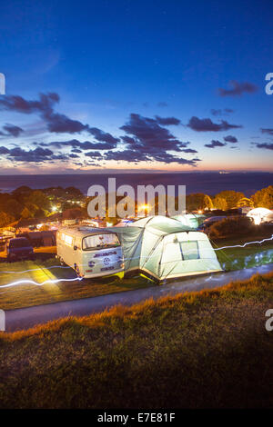 VW camper van con tenda da sole in un campeggio nel Devon Regno Unito Foto Stock