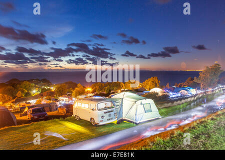 VW camper van con tenda da sole in un campeggio nel Devon Regno Unito Foto Stock