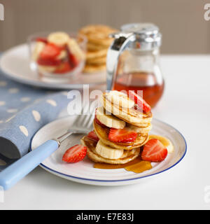 Un piatto di frutta e pancake Foto Stock