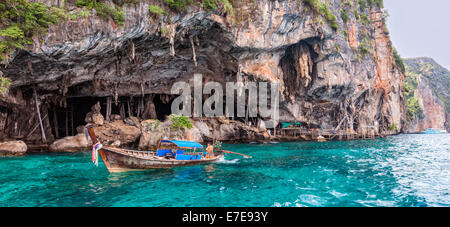 Grotta del Vichingo su Leh PhiPhi Island vicino a maggio una spiaggia, Thailandia Foto Stock