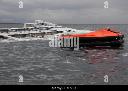 Manila, Filippine. Xv Sep, 2014. Un lifecraft galleggianti accanto alla navetta Super Ferry 7 che è affondata nella baia di Manila, Filippine, sul Sett. 15, 2014. Quindici membri di equipaggio sono stati liberati dalla nave capovolta che è stato battuto da forti venti e onde. Typhoon Kalmaegi realizzato un approdo nel Nord Filippine Domenica pomeriggio e si prevede di rimanere nel paese fino a martedì, lo stato meteo detta agenzia. Credito: Rouelle Umali/Xinhua/Alamy Live News Foto Stock