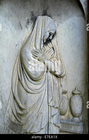 Xix secolo rilievo marmoreo di una donna in lutto, dettaglio dal Buchanan Memorial nel cimitero di Dean, Edimburgo, Scozia. Foto Stock