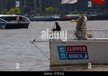 Clipper il giro del mondo in barca a vela 2013/14 membro di equipaggio stagliano fiume Tamigi Londra Inghilterra Europa Foto Stock