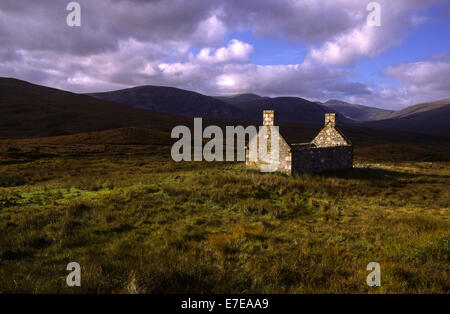 Il Croft deserta casa da remoto in colline di Sutherland Scozia Scotland Foto Stock