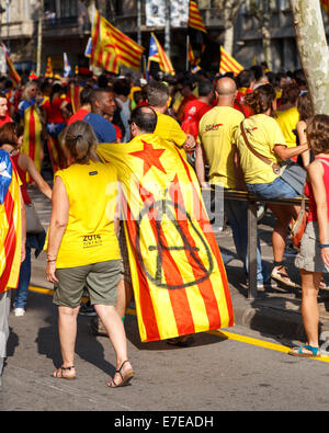 Barcellona, Spagna - 11 Settembre 2014: persone chiamate per l'indipendenza catalana del trecentesimo Catalan Giornata Nazionale per le strade di Foto Stock