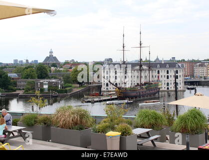 National Maritime Museum Amsterdam, Paesi Bassi. Replica VOC-nave Amsterdam, visto da Science Center NEMO upper deck / terrazza. Foto Stock