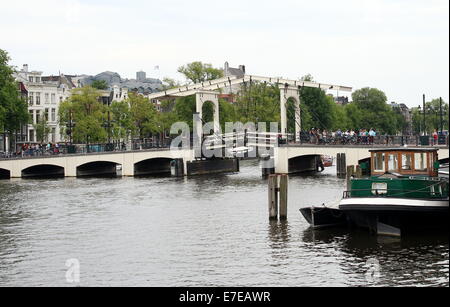 Il famoso Magere Brug o "Ponte kinny' che attraversano il fiume Amstel nel centro della città di Amsterdam, Paesi Bassi Foto Stock