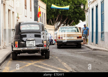 Nero Fiat 500 parcheggiato in un display di auto d'epoca a Guia de Isora, Tenerife, Isole Canarie, Spagna. Foto Stock