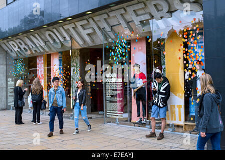 Gli amanti dello shopping a piedi dall'Urban Outfitters store su Princes Street di Edimburgo. Foto Stock