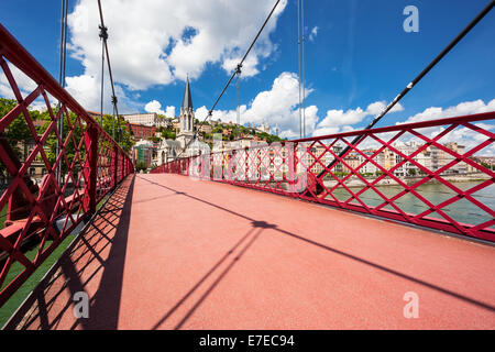 Vista della città di Lione dal rosso passerella sul fiume Saone Foto Stock