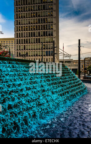 Fontane e costruendo a Woodruff Park nel centro di Atlanta, Georgia. Foto Stock