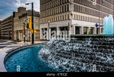 Fontane e palazzi a Woodruff Park nel centro di Atlanta, Georgia. Foto Stock