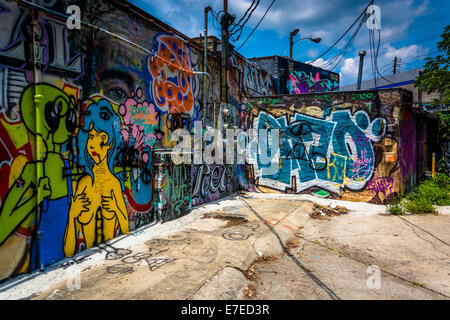 Graffiti sui muri in un vicolo in po' di cinque punti, Atlanta, Georgia. Foto Stock