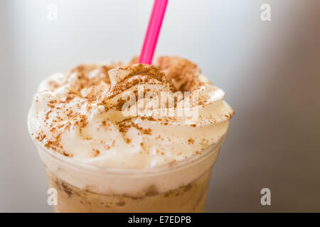 Ghiaccio e montare la Panna Frappé caffè con cioccolato Topping Close Up Foto Stock