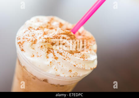 Ghiaccio e montare la Panna Frappé caffè con cioccolato Topping Close Up Foto Stock