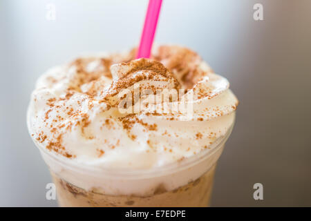 Ghiaccio e montare la Panna Frappé caffè con cioccolato Topping Close Up Foto Stock