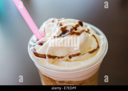 Ghiaccio e montare la Panna Frappé caffè con cioccolato Topping Close Up Foto Stock