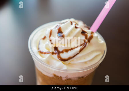 Ghiaccio e montare la Panna Frappé caffè con cioccolato Topping Close Up Foto Stock