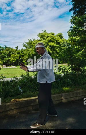 Uomo occidentale facendo Tai Chi su un parco pubblico a Bangkok, in Thailandia Foto Stock