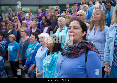 Gli adulti del coro realizzato da cori provenienti da tutta la regione, eseguire presso il convogliatore. Totalmente Thames Festival, Londra, Regno Unito. Foto Stock