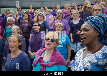 Gli adulti del coro realizzato da cori provenienti da tutta la regione, eseguire presso il convogliatore. Totalmente Thames Festival, Londra, Regno Unito. Foto Stock