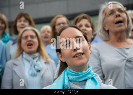 Gli adulti del coro realizzato da cori provenienti da tutta la regione, eseguire presso il convogliatore. Totalmente Thames Festival, Londra, Regno Unito. Foto Stock