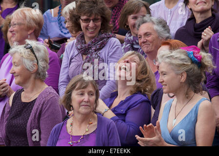 Gli adulti del coro realizzato da cori provenienti da tutta la regione, eseguire presso il convogliatore. Totalmente Thames Festival, Londra, Regno Unito. Foto Stock