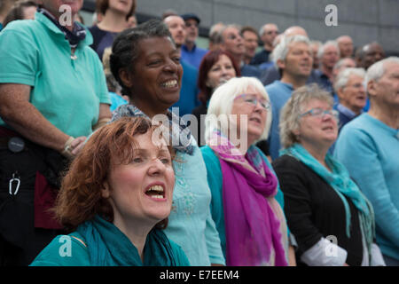 Gli adulti del coro realizzato da cori provenienti da tutta la regione, eseguire presso il convogliatore. Totalmente Thames Festival, Londra, Regno Unito. Foto Stock