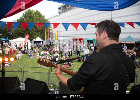 Gente radunarsi per appendere fuori, ascoltare le bande e altre attività presso la Blue Ribbon Village. Thames Festival Londra UK. Foto Stock