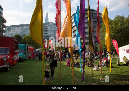 Gente radunarsi per appendere fuori, ascoltare le bande e altre attività presso la Blue Ribbon Village. Thames Festival Londra UK. Foto Stock