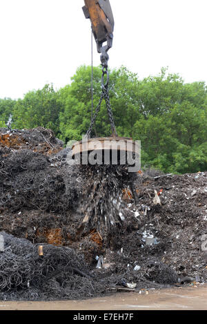 Afferrare magnetico sulla gru di sollevamento metallo a scrapyard regno unito Foto Stock