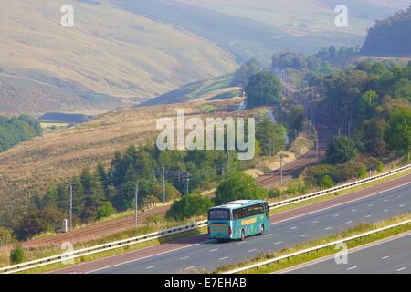 Vettura passeggeri sulla M6 nel fiume Lune Valley. Howgills, Cumbria, Linea principale della Costa Occidentale, Inghilterra, Regno Unito. Foto Stock