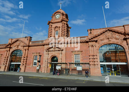 Una vista esterna dell'entrata di Nottingham stazione ferroviaria in una luminosa giornata di sole. Foto Stock