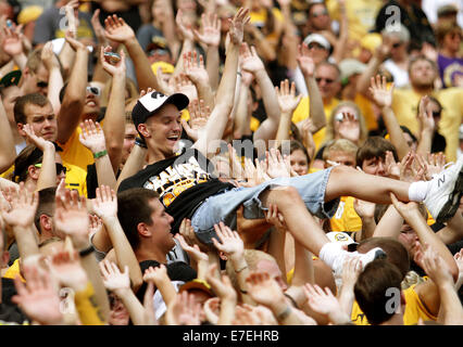 Iowa City, Iowa, USA. Il 30 agosto, 2014. Un University of Iowa ventola è issata su e giù durante un time out, Sabato, 30 agosto 2014, durante la prima metà azione contro le Università del Nord Iowa a Kinnick Stadium a Iowa City. © John Schultz/Quad-City volte/ZUMA filo/Alamy Live News Foto Stock