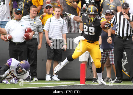 Iowa City, Iowa, USA. Il 30 agosto, 2014. Iowa's LeShun Dainels si allunga la palla oltre la meta maker per un touchdown durante la prima metà azione in un NCAA Football gioco tra Nord Iowa Panthers e l'Iowa Hawkeyes a Kinnick Stadium a Iowa City, IA., Sabato, Agosto 30th, 2014. © John Schultz/Quad-City volte/ZUMA filo/Alamy Live News Foto Stock