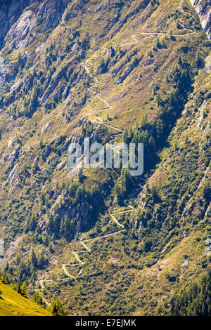 A Zig Zag tracce sulla Aiguille Rouge nelle Alpi francesi al di sopra di Chamonix Foto Stock