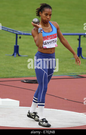 Shianne Smith di Bermuda nel colpo messo del womens eptathlon all'Hampden Park, nel 2014 giochi del Commonwealth, Glasgow Foto Stock