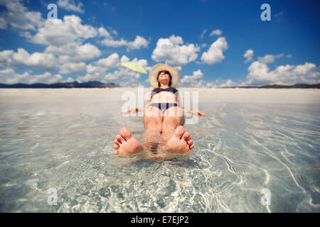 Giovane donna sulla spiaggia esotica vacanza Foto Stock