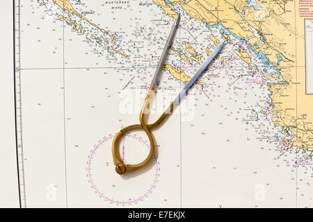 Coppia di bussole per la navigazione su un mare mappa. Inquadratura orizzontale Foto Stock