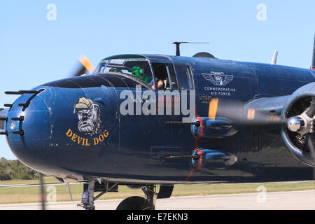 Aria commemorativa forza B25 B-25 Mitchell bombardiere medio US Marine Corps versione PBJ chiamato diavolo cane Foto Stock