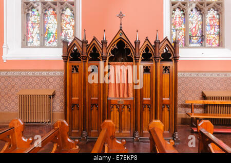 Il confessionale nella cattedrale di Dundalk, Irlanda Foto Stock