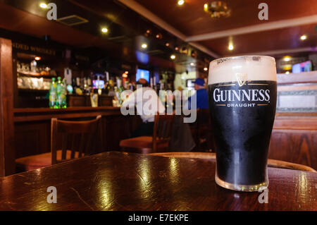 La pinta di Guinness in un tradizionale pub Irlandese Foto Stock