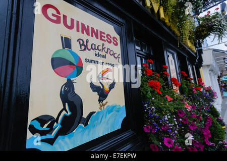 Segno per Guinness al di fuori di un pub di Blackrock, Irlanda Foto Stock