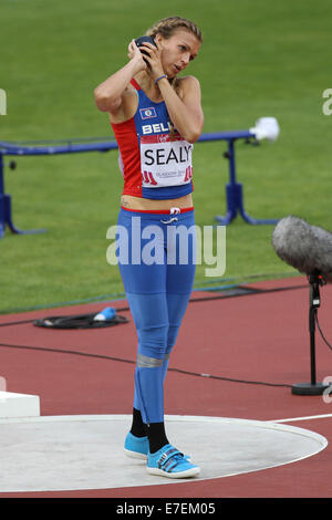 Katy SEALY del Belize nel colpo messo del womens eptathlon all'Hampden Park, nel 2014 giochi del Commonwealth, Glasgow Foto Stock