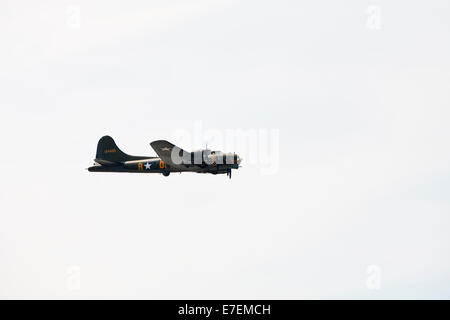 Boeing B-17G Flying Fortress 124485 Memphis Belle in volo Foto Stock
