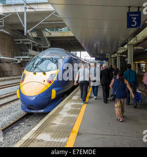 Imbarco passeggeri ad alta velocità ferroviaria Javelin Stratford international Foto Stock