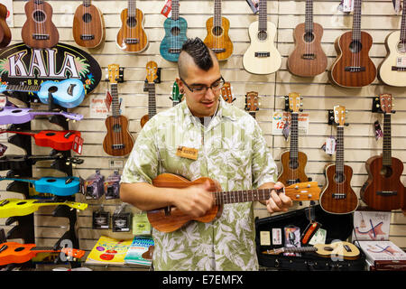 Honolulu Hawaii,Oahu,Hawaiian,Hilo Hattie,shopping shopper shopping negozi di mercato mercati di mercato di acquisto di vendita, negozio al dettaglio negozi business Foto Stock