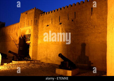 Vista degli esterni di notte di ingresso al Museo di Dubai, Al-Fahidi Fort, Bur Dubai, Emirati Arabi Uniti Foto Stock