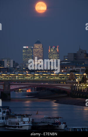 Supermoon con un incremento di oltre il Canary Wharf, Londra, presi a settembre 2014 Foto Stock